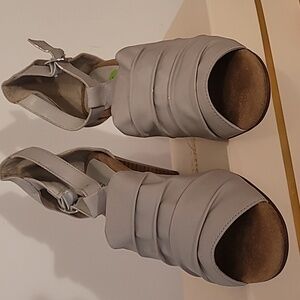 AEROSOLES Stylish Gray Heels